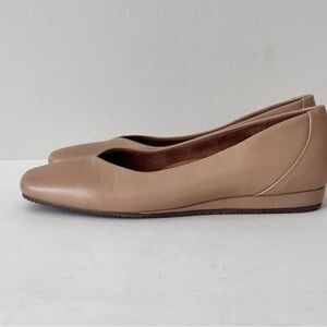 NEW SoftWalk Vellore Beige Leather Square Toe Slipon Women's Ballet Flats, Sz 7M
